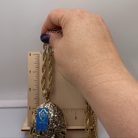 Vintage Whiting & Davis Gold-Tone Oversized Pendant Necklace With Old-Time Scene - Picture 15 of 16